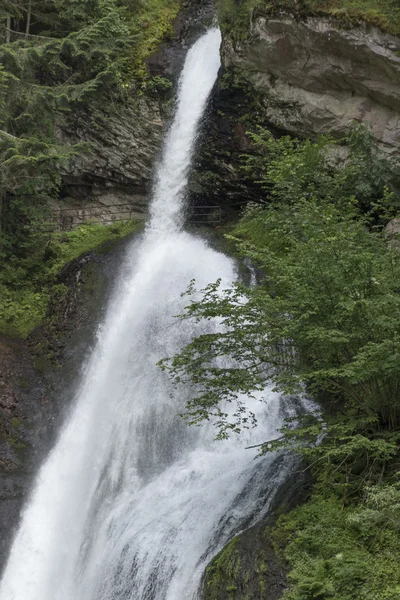 Nehirdeki şelale — Stok fotoğraf