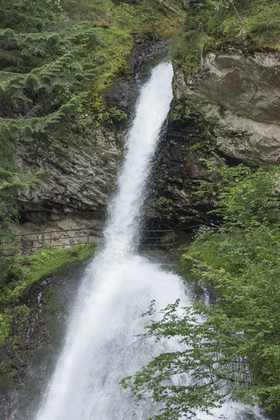 Nehirdeki şelale — Stok fotoğraf