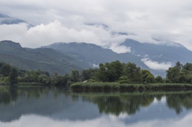 Göl üzerinde yansıma