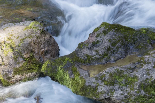 Rivière et rochers paysage — Photo