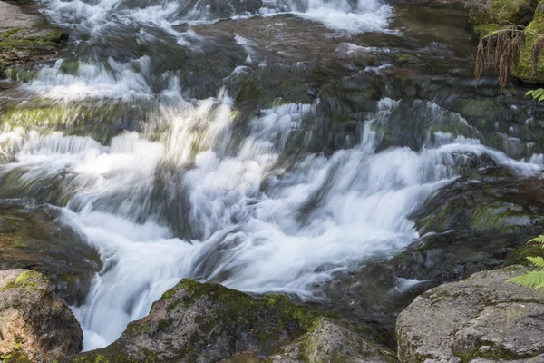 Rivière et rochers paysage — Photo