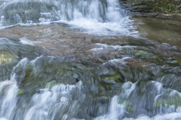 Cascade sur la rivière — Photo