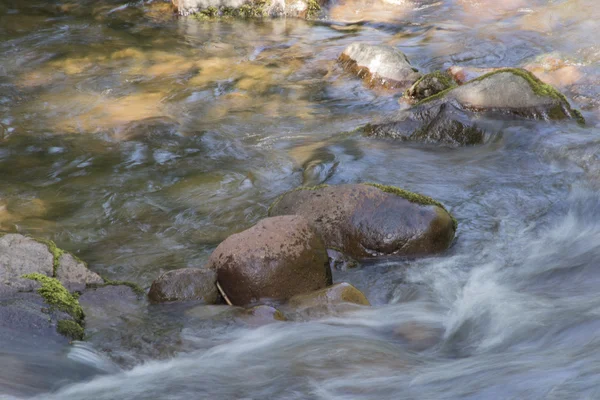 Cascade sur la rivière — Photo