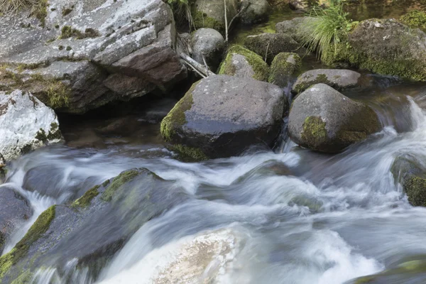 Cachoeira no rio — Fotografia de Stock