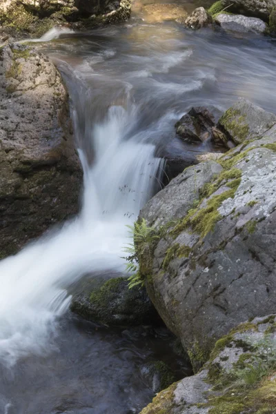 Cascata sul fiume — Foto Stock