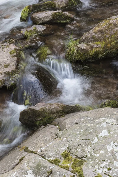 Cachoeira no rio — Fotografia de Stock