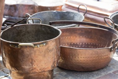 Eski tencere ve tavalar