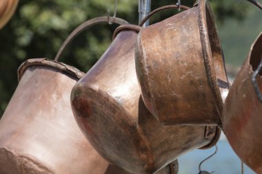 Eski tencere ve tavalar