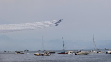 Moniga Lake Garda Brescia, İtalya 20 Ağustos 2016. Performans akrobatik takım İtalyan Frecce Tricolori Ulusal Askeri Havacılık deneyin