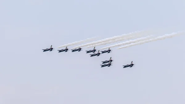 Jezioro Garda Moniga Brescia, Włochy 20 sierpnia 2016. Spróbuj wydajności zespołu akrobacji włoskiego Frecce Tricolori national aeronautyki wojskowej — Zdjęcie stockowe