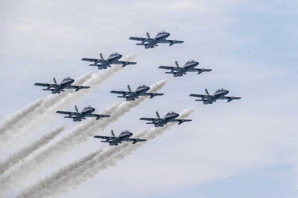 Lago de Moniga Garda Brescia, Italia 20 agosto 2016. Prueba rendimiento acrobático equipo italiano Frecce Tricolori aeronáutica militar nacional — Foto de Stock