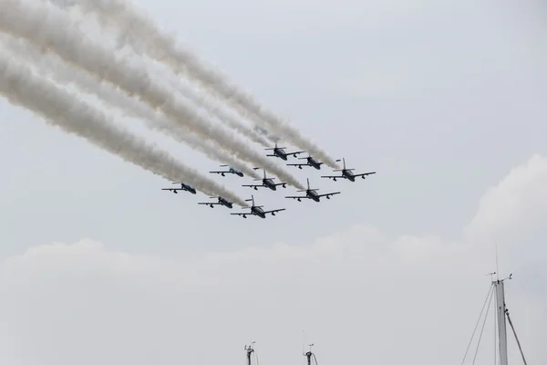 Jezioro Garda Moniga Brescia, Włochy 20 sierpnia 2016. Spróbuj wydajności zespołu akrobacji włoskiego Frecce Tricolori national aeronautyki wojskowej — Zdjęcie stockowe