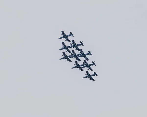 Lago de Moniga Garda Brescia, Italia 20 agosto 2016. Prueba rendimiento acrobático equipo italiano Frecce Tricolori aeronáutica militar nacional — Foto de Stock