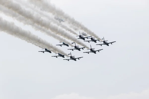 Lago de Moniga Garda Brescia, Italia 20 agosto 2016. Prueba rendimiento acrobático equipo italiano Frecce Tricolori aeronáutica militar nacional — Foto de Stock