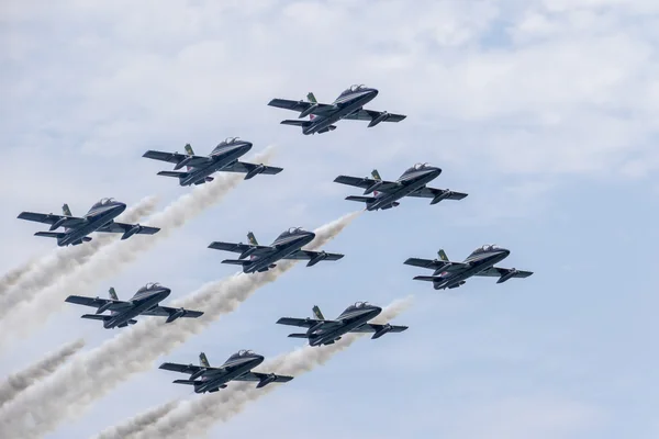 Lago de Moniga Garda Brescia, Italia 20 agosto 2016. Prueba rendimiento acrobático equipo italiano Frecce Tricolori aeronáutica militar nacional — Foto de Stock