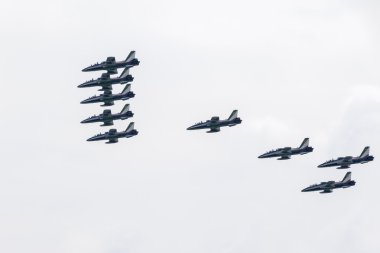 Lake Garda Brescia, İtalya 21 Ağustos 2016. Sergi akrobatik takım İtalyan Frecce Tricolori Ulusal Askeri Havacılık