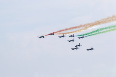 Lake Garda Brescia, İtalya 21 Ağustos 2016. Sergi akrobatik takım İtalyan Frecce Tricolori Ulusal Askeri Havacılık