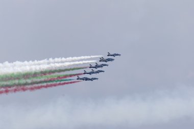 Lake Garda Brescia, İtalya 21 Ağustos 2016. Sergi akrobatik takım İtalyan Frecce Tricolori Ulusal Askeri Havacılık