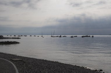 Peyzaj göl ve bulutlu gökyüzü