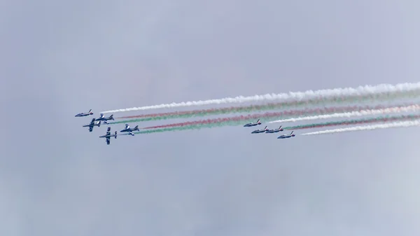 Jezioro Garda-Włochy, Brescia 21 sierpnia 2016 roku. Zespół autorski wystawy akrobatycznych włoskiego Frecce Tricolori national aeronautyki wojskowej — Zdjęcie stockowe