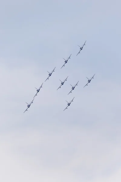 Jezioro Garda-Włochy, Brescia 21 sierpnia 2016 roku. Zespół autorski wystawy akrobatycznych włoskiego Frecce Tricolori national aeronautyki wojskowej — Zdjęcie stockowe