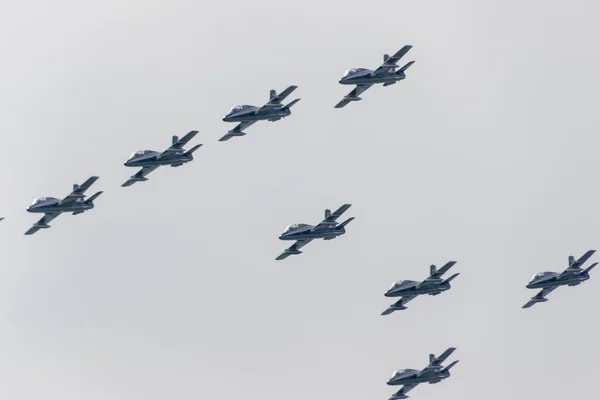 Jezioro Garda-Włochy, Brescia 21 sierpnia 2016 roku. Zespół autorski wystawy akrobatycznych włoskiego Frecce Tricolori national aeronautyki wojskowej — Zdjęcie stockowe