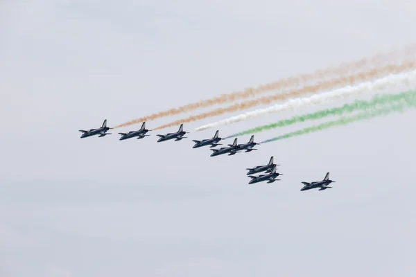 Lago de Garda Brescia, Italia 21 agosto 2016. Exposición acrobática equipo italiano Frecce Tricolori aeronáutica militar nacional — Foto de Stock