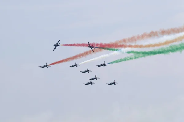 Lago de Garda Brescia, Italia 21 agosto 2016. Exposición acrobática equipo italiano Frecce Tricolori aeronáutica militar nacional — Foto de Stock