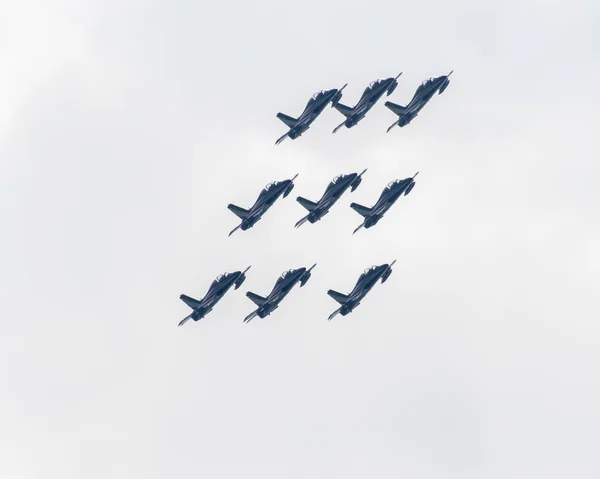 Lago de Garda Brescia, Italia 21 agosto 2016. Exposición acrobática equipo italiano Frecce Tricolori aeronáutica militar nacional — Foto de Stock