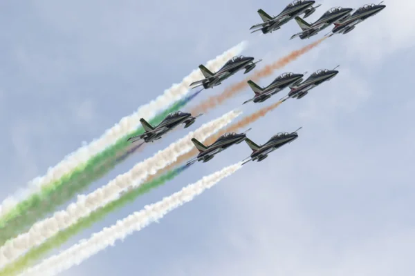 Lago de Garda Brescia, Italia 21 agosto 2016. Exposición acrobática equipo italiano Frecce Tricolori aeronáutica militar nacional — Foto de Stock