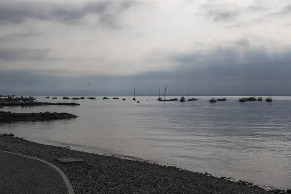 風景湖と曇り空 — ストック写真