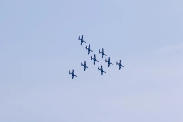 Jezioro Garda-Włochy, Brescia 21 sierpnia 2016 roku. Zespół autorski wystawy akrobatycznych włoskiego Frecce Tricolori national aeronautyki wojskowej — Zdjęcie stockowe