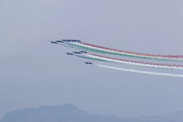 Lago de Garda Brescia, Italia 21 agosto 2016. Exposición acrobática equipo italiano Frecce Tricolori aeronáutica militar nacional — Foto de Stock