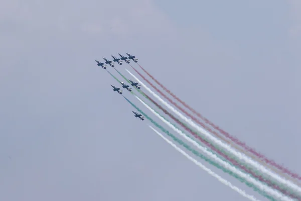 Lago de Garda Brescia, Italia 21 agosto 2016. Exposición acrobática equipo italiano Frecce Tricolori aeronáutica militar nacional — Foto de Stock