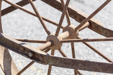 Eski paslı tekerlek