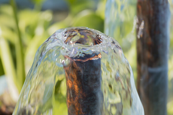 фонтан, текущий на площади
