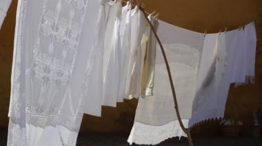 eski kıyafetlerini kurumaya takılıyorum