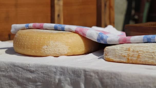 Смачний місцевий сир — стокове відео