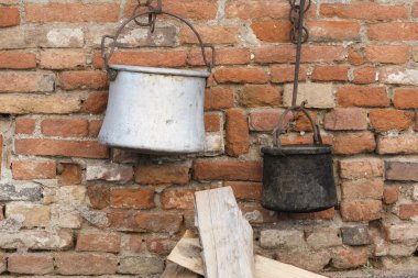 eski kap kacak duvarda asılı