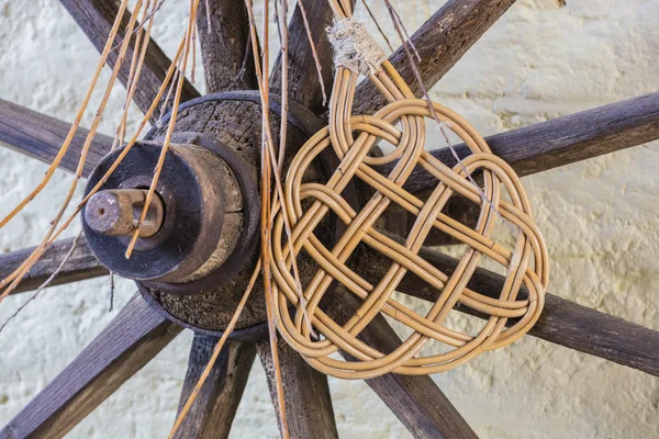 Rueda de madera y batidor — Foto de Stock