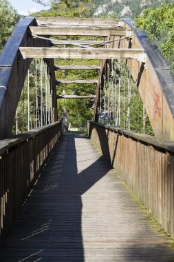 Göldeki tahta köprü.