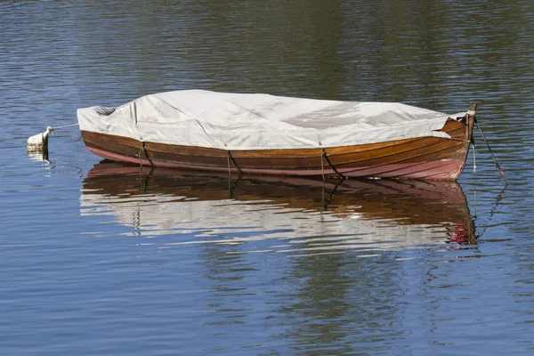 Boot op meer — Stockfoto