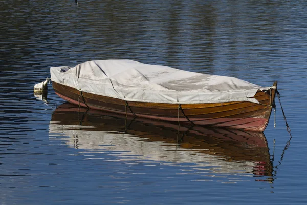 Barco en el lago — Foto de Stock