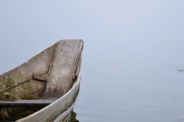 Loď na jezeře — Stock fotografie