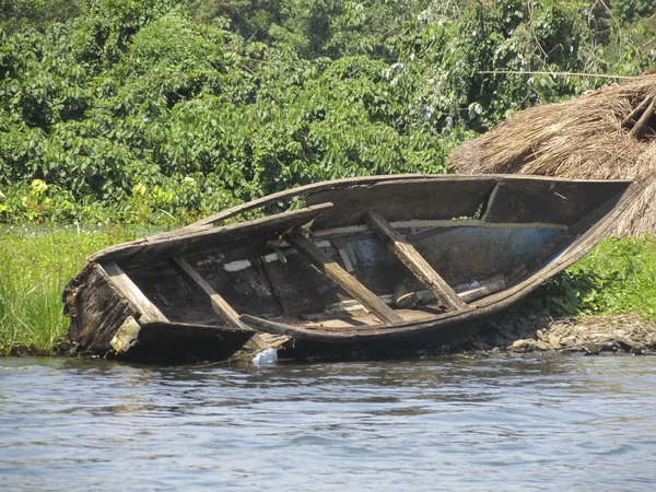 Boat on lake — Stock Photo, Image