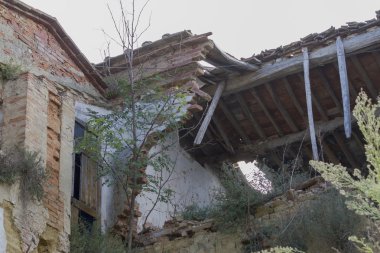 Terk edilmiş ülke ve ev