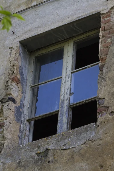 Eski terk edilmiş bir pencere — Stok fotoğraf