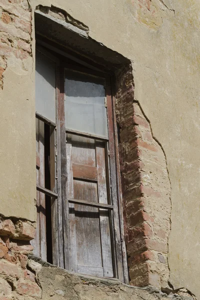 Vieux une fenêtre abandonnée — Photo