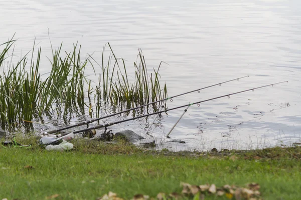 Vara de pesca no lago — Fotografia de Stock