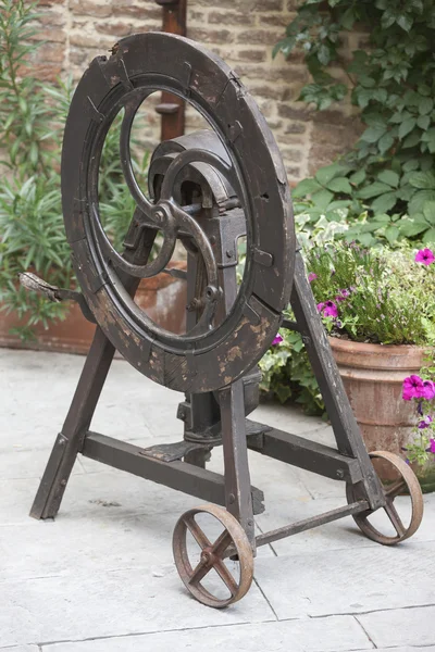 Eski araç tekerleği ile — Stok fotoğraf